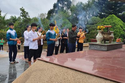Hoạt động chăm sóc nghia trang liệt sĩ năm học 2020-2021