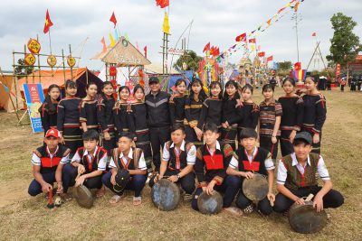 Hình ảnh giao lưu văn nghệ các dân tộc phía bắc tại xã Cư prông.