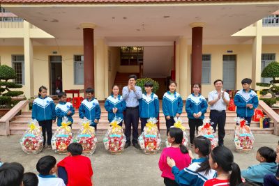 Liên đội Trường PTDT Nội Trú THCS EaKar trao quà tết cho học sinh có hoàn cảnh khó khăn năm học 2020-2021