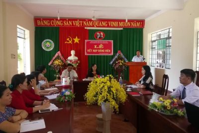 CHI BỘ TRƯỜNG PTDT NỘI TRÚ THCS EAKAR TỔ CHỨC LỄ KẾT NẠP ĐẢNG VIÊN CHO QUẦN CHÚNG ƯU TÚ